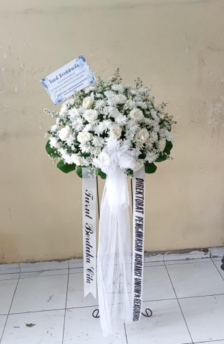Standing Flower yayasansosialrumahdukapalangkaraya King Florist – Rangkaian Bunga Elegan untuk Berba